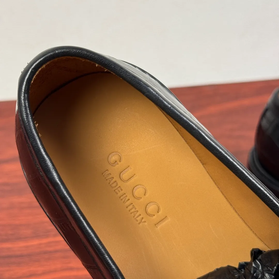 Batch 980 Gucci/Gucci new men's loafers with horsebit buckle! These classic loafers, embellished with a horsebit buckle, embody timeless elegance and pay homage to the brand's rich heritage. The carefully crafted leather sole and semi-circular toe inject new charm into the entire design. Iconic accessories and metal buckle finishes complement each other, classic loose fit, solid color leather highlights the simple and rustic temperament. Select high-quality leather. Pay attention to the details of the leather material. The texture is bright. The leather has excellent toughness. It is soft, comfortable and durable. The dyed calfskin lining has uniform and fine holes, soft and comfortable. The thickened leather outsole and the composite rubber bottom sheet at the heel are extremely comfortable, wear-resistant and non-slip. It is the first choice for light weight. It is versatile and luxurious, and comes with a full set of packaging! Size: 39-40-41-42-43-44 leather shoe size (38.45.46 can be customized) Item number: 812158 Black embossed